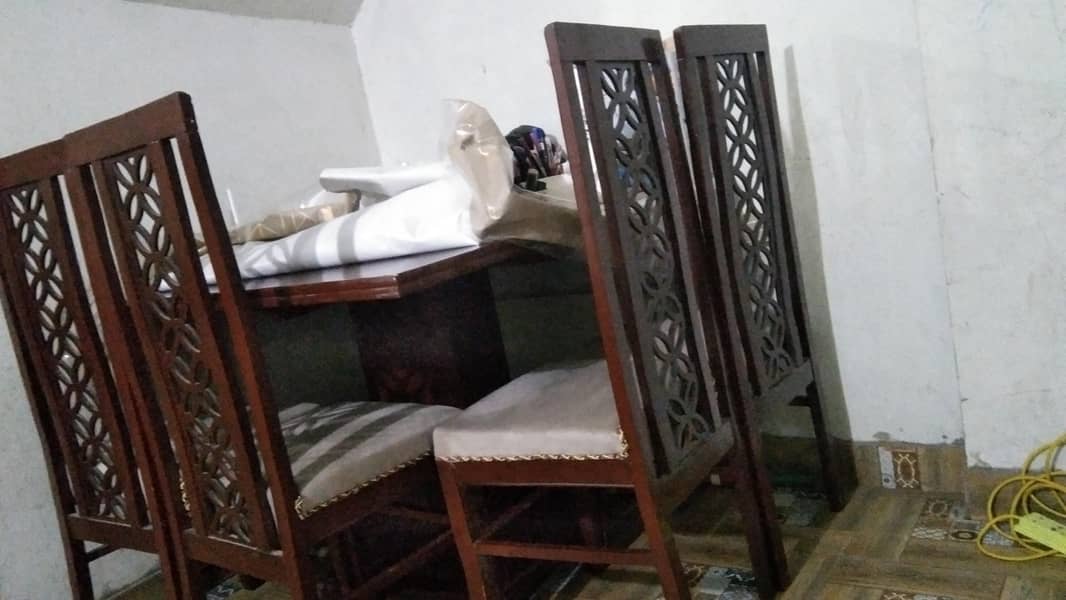 چار کرسیوں کے ساتھ ڈائننگ ٹیبل برائے فروخت – بالکل نئی حالت 0