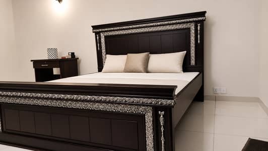 Wooden Bedset with Excellent Condition with a Side Table (Bed Set)