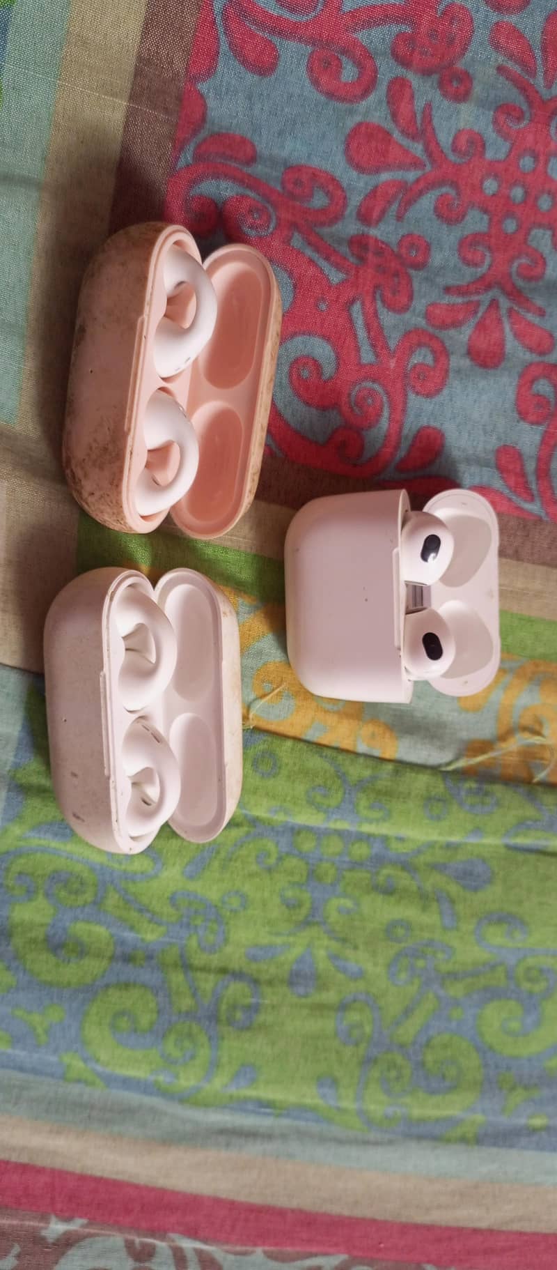 3 earbuds 0