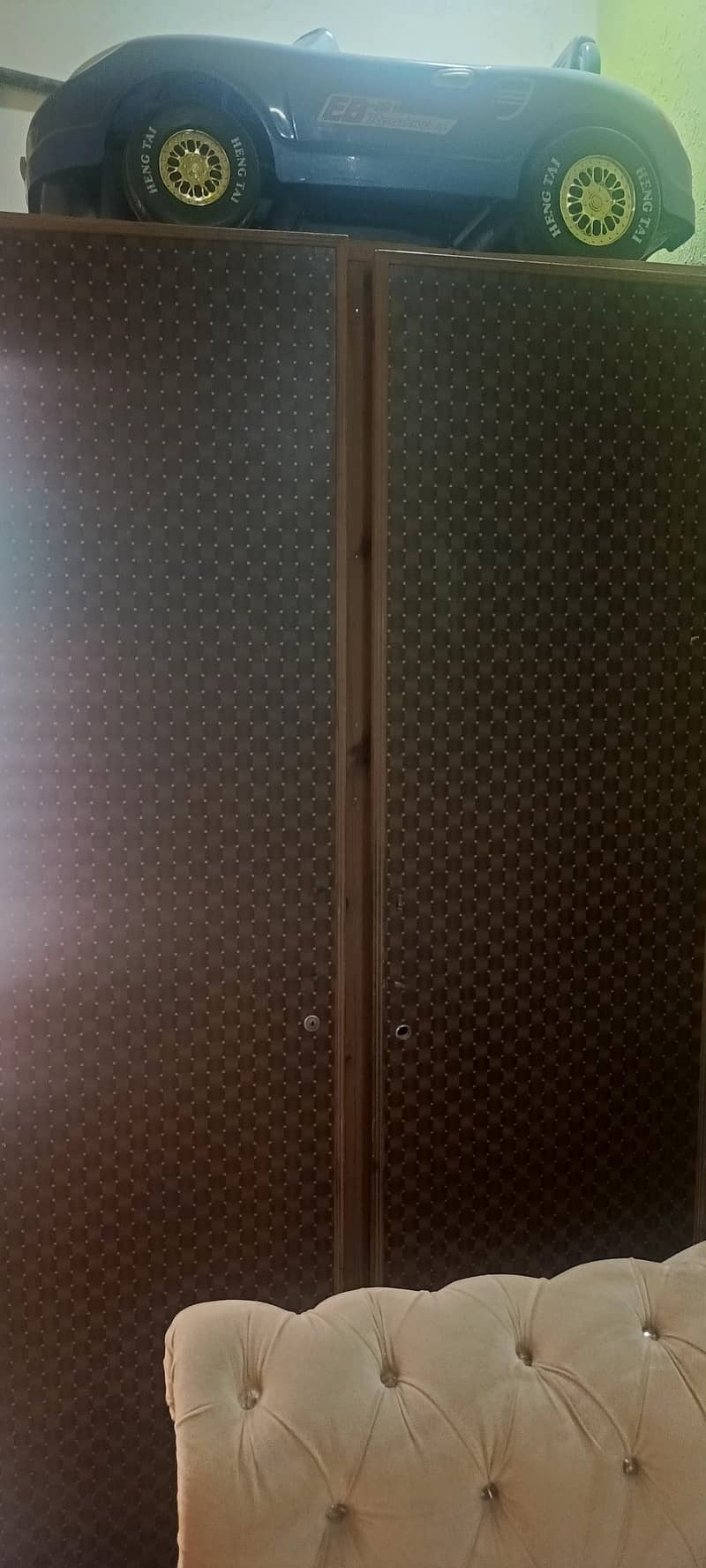 2 cupboards. . 0