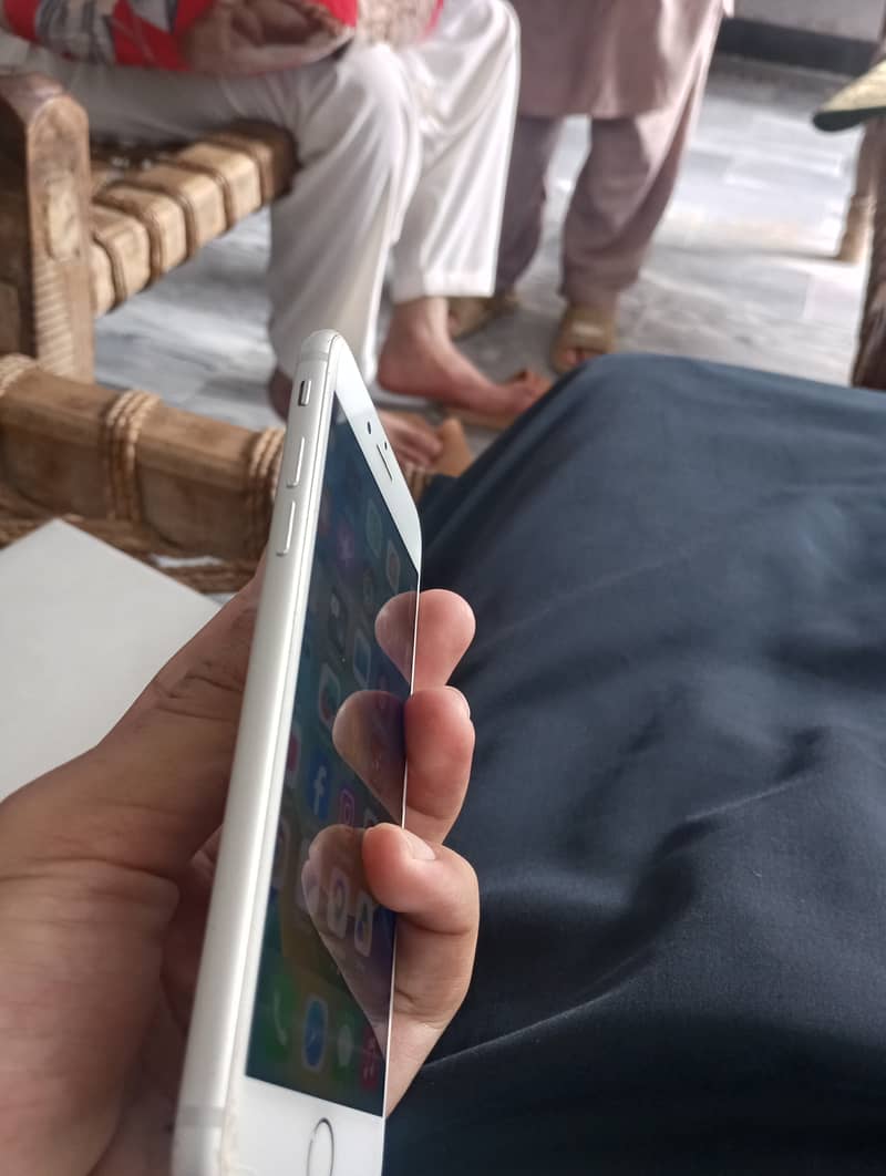 Apple iPhone 8 3