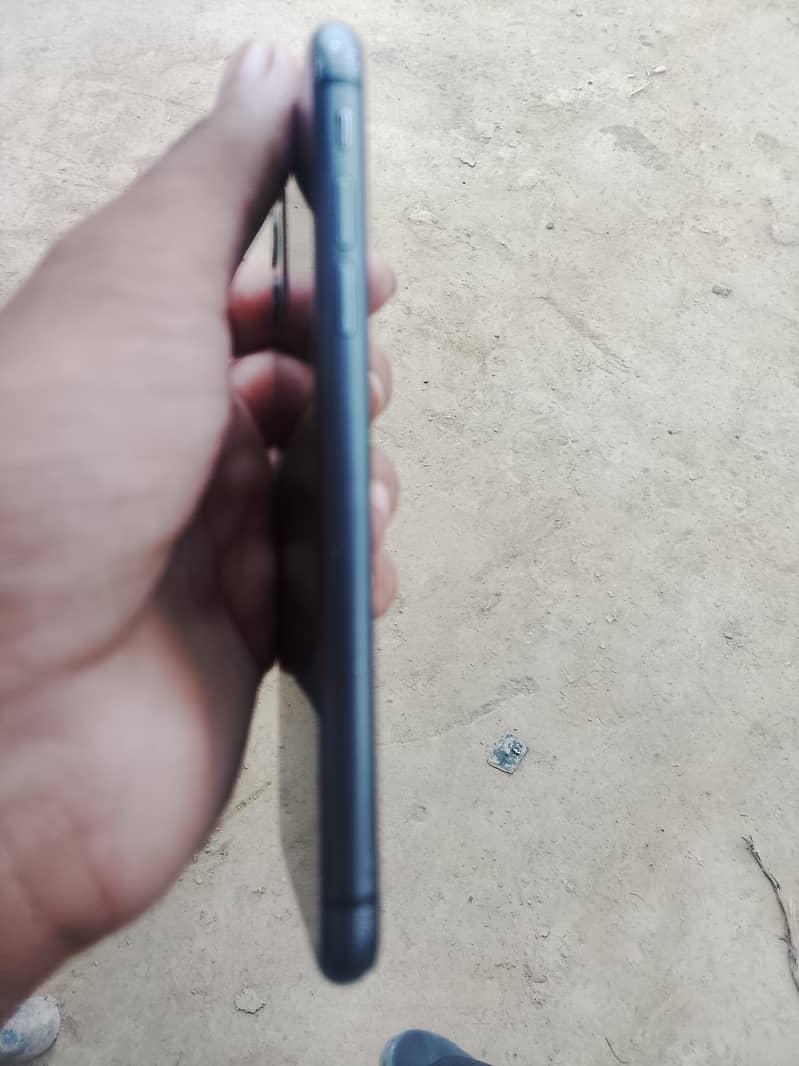 Apple iPhone 11 4