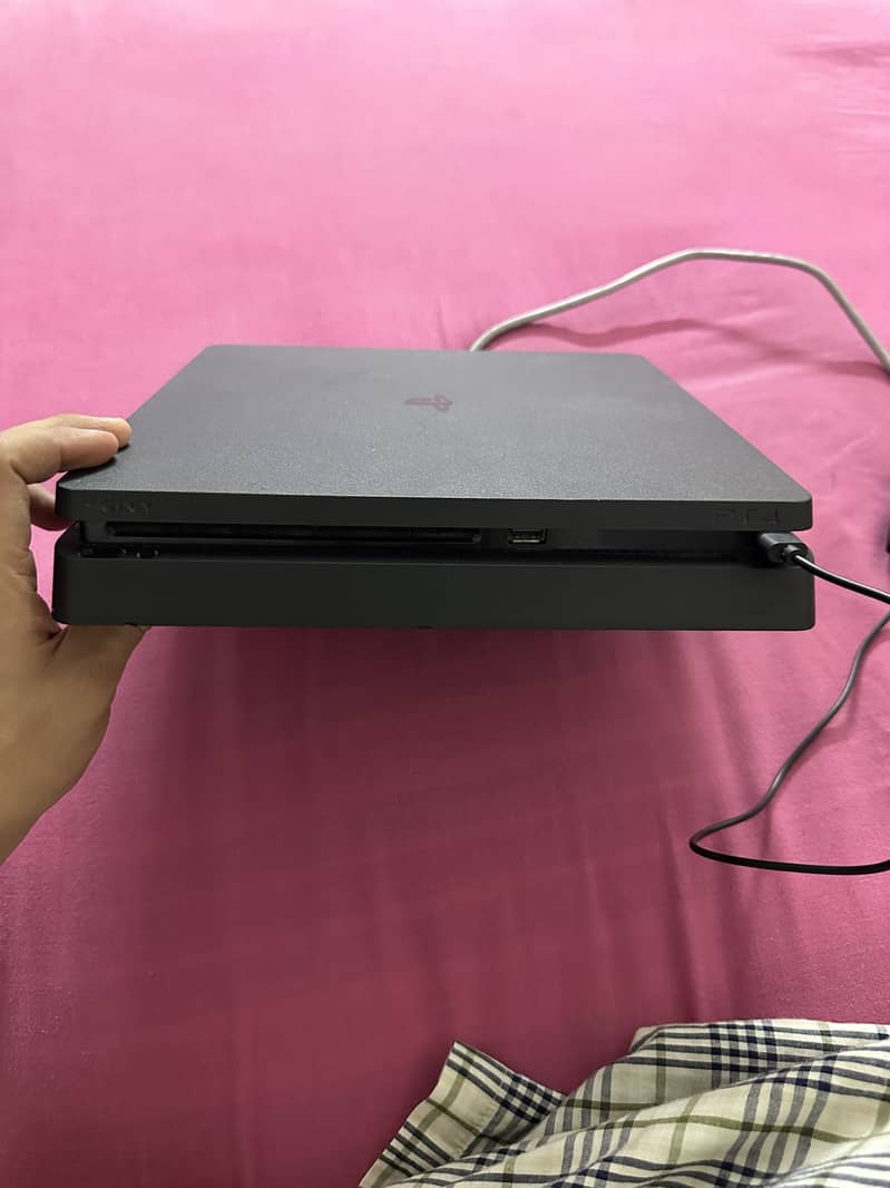 PS4 Slim 1