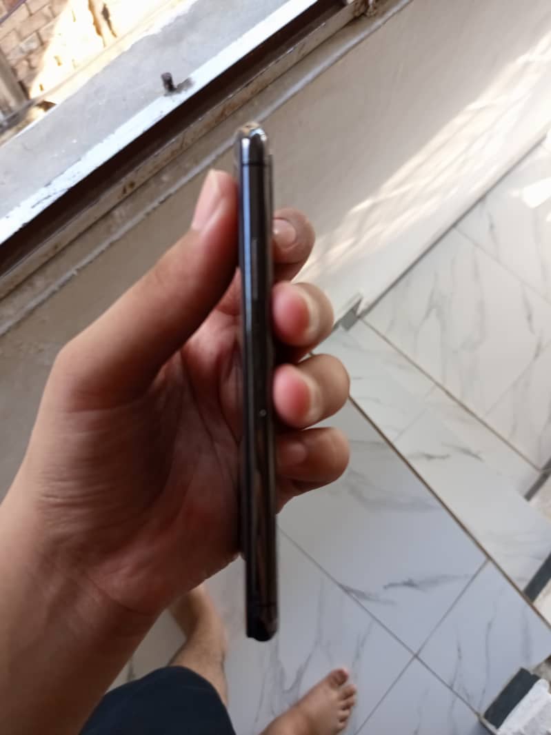 Apple iPhone X 4