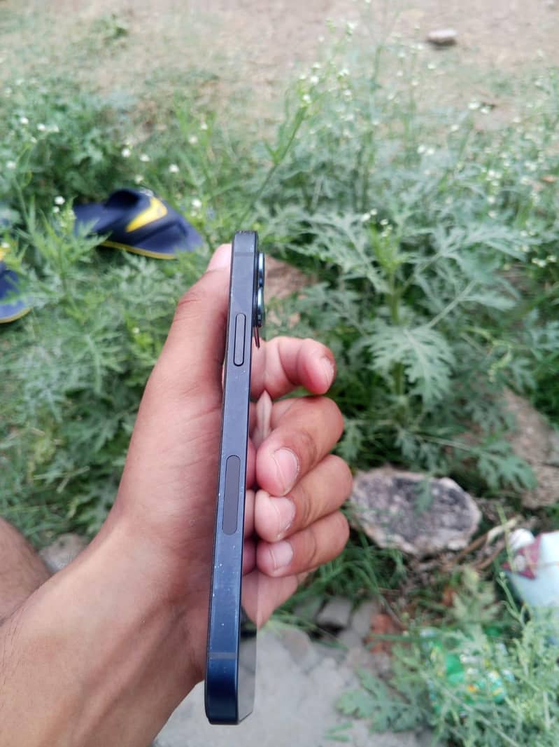 Apple iPhone 12 4