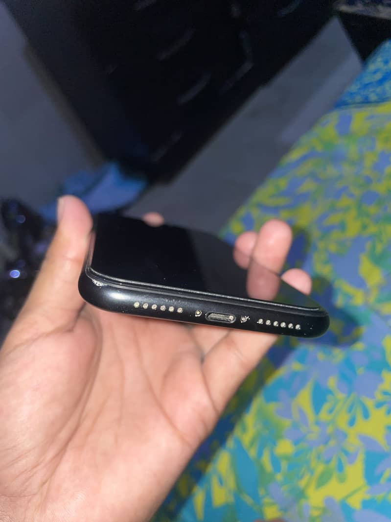Apple iPhone XR 7