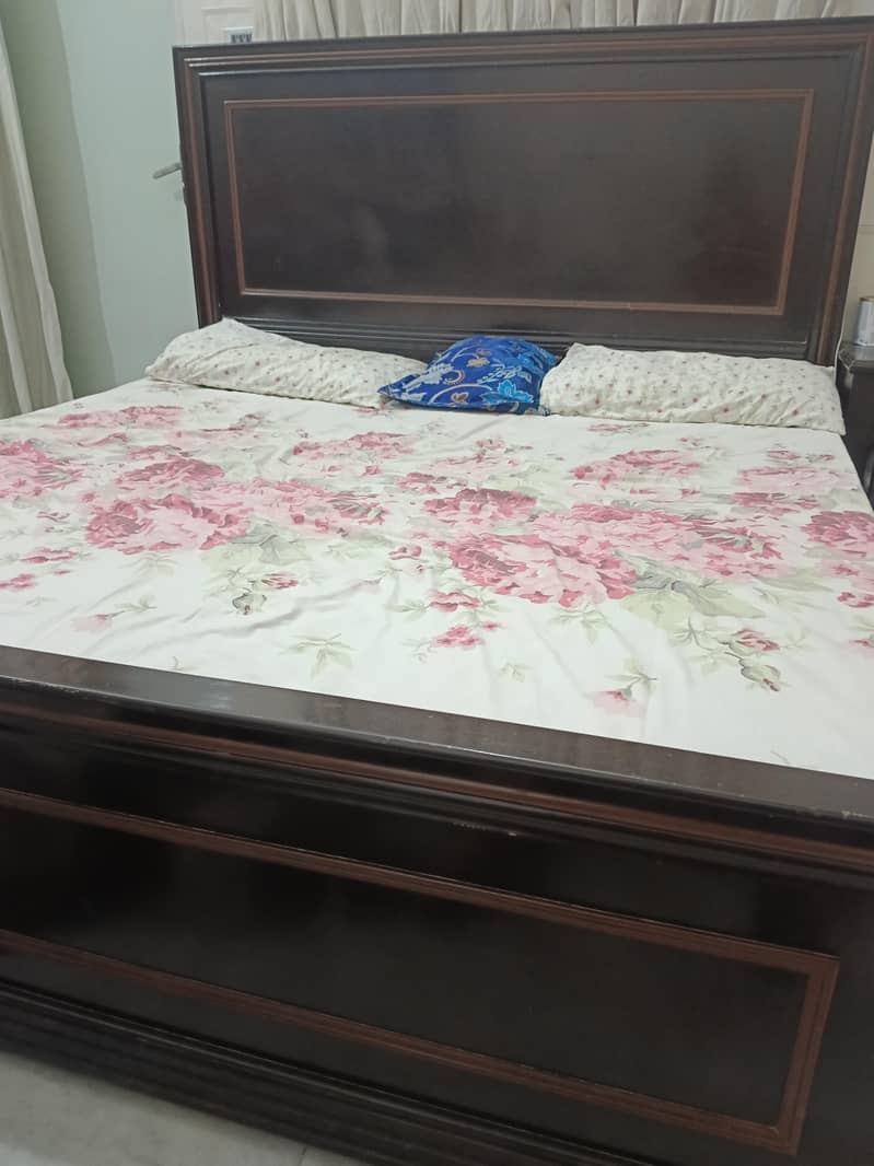bed with side tables 0