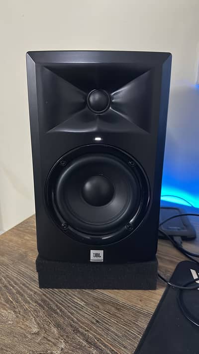 JBL LSR305 Studio Monitors