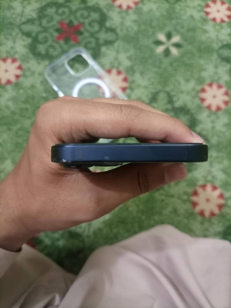Apple iPhone 13 4