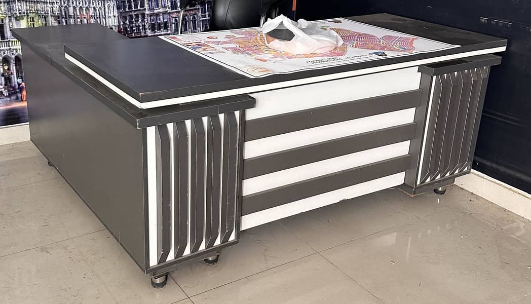 executive table 0