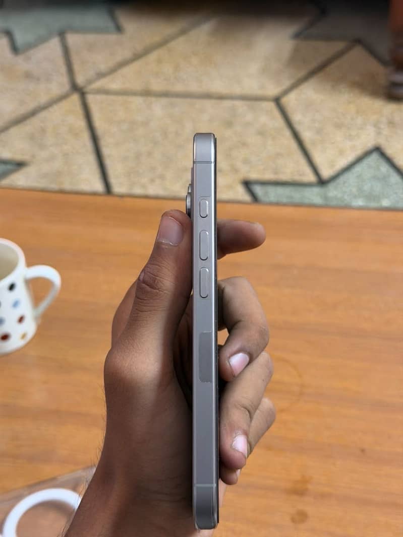 Apple iPhone 16 Pro 4