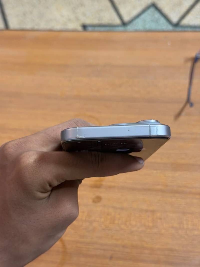 Apple iPhone 16 Pro 7