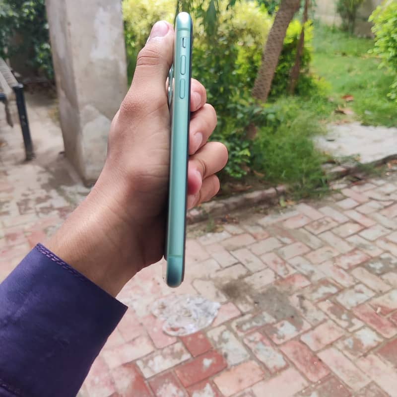 Apple iPhone 11 4