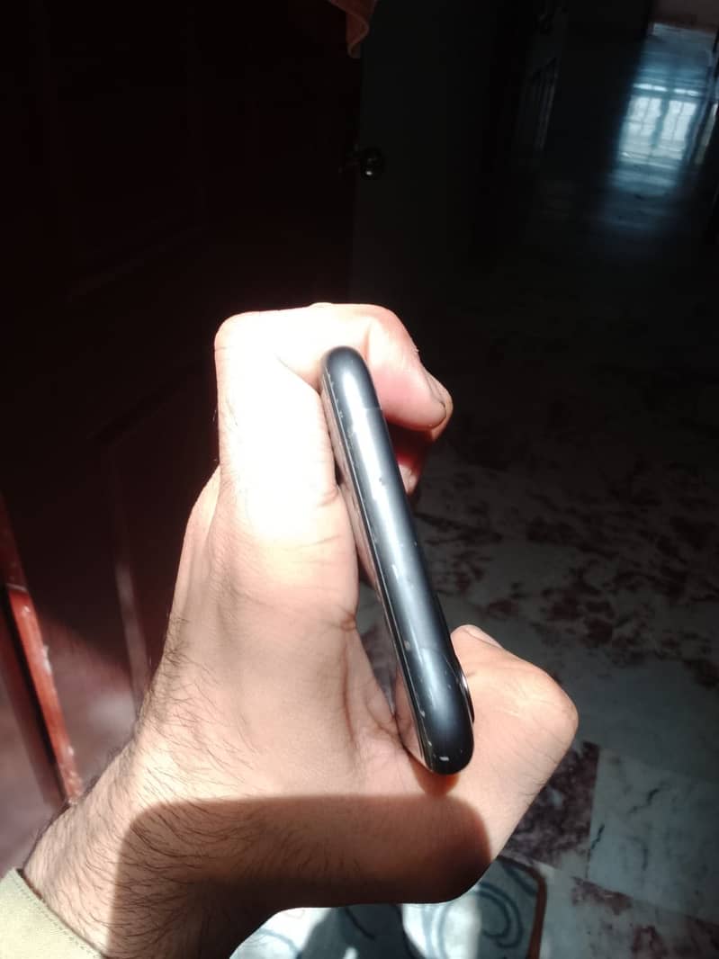 Apple iPhone 11 4