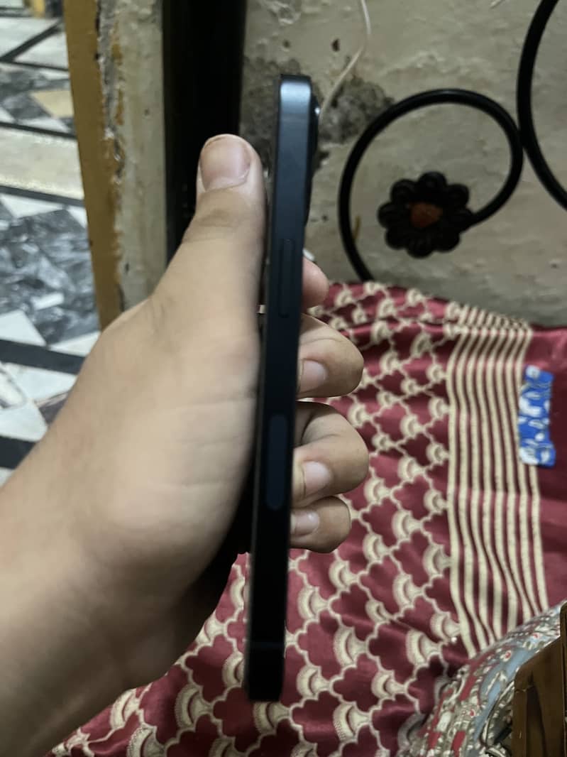 Apple iPhone 13 2