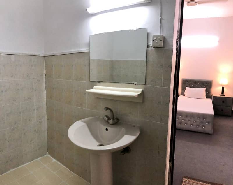Single Room Paying Guest Accommodation Comfortable & Secure 3