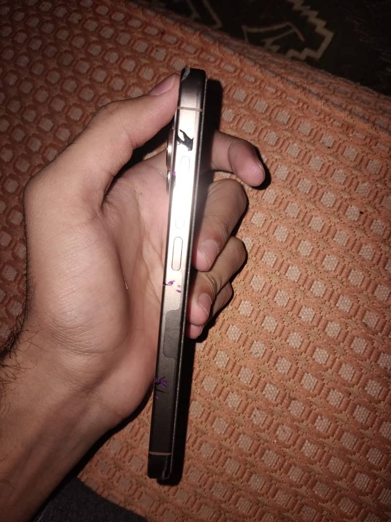 iPhone 16 pro 4