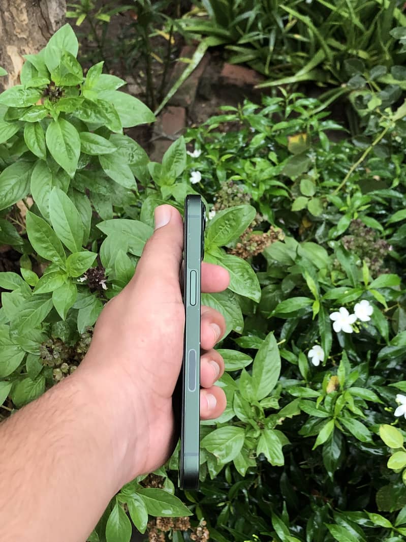 Apple iPhone 13 4