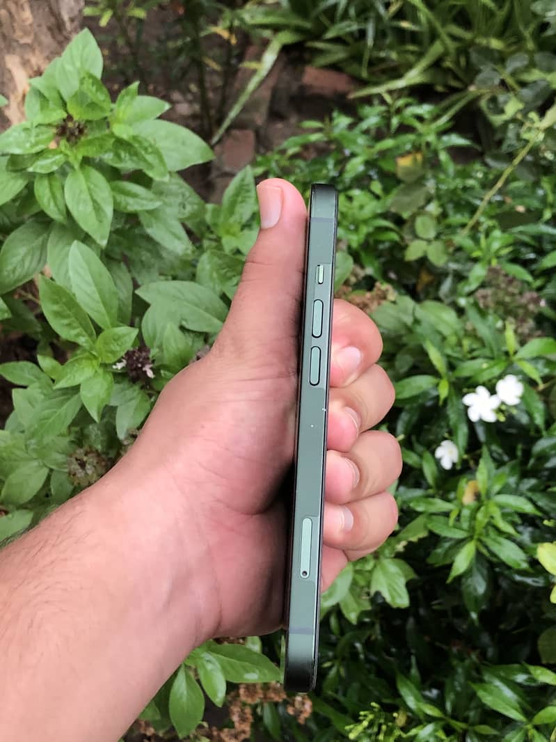 Apple iPhone 13 7
