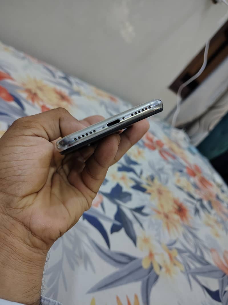 Apple iPhone X 4