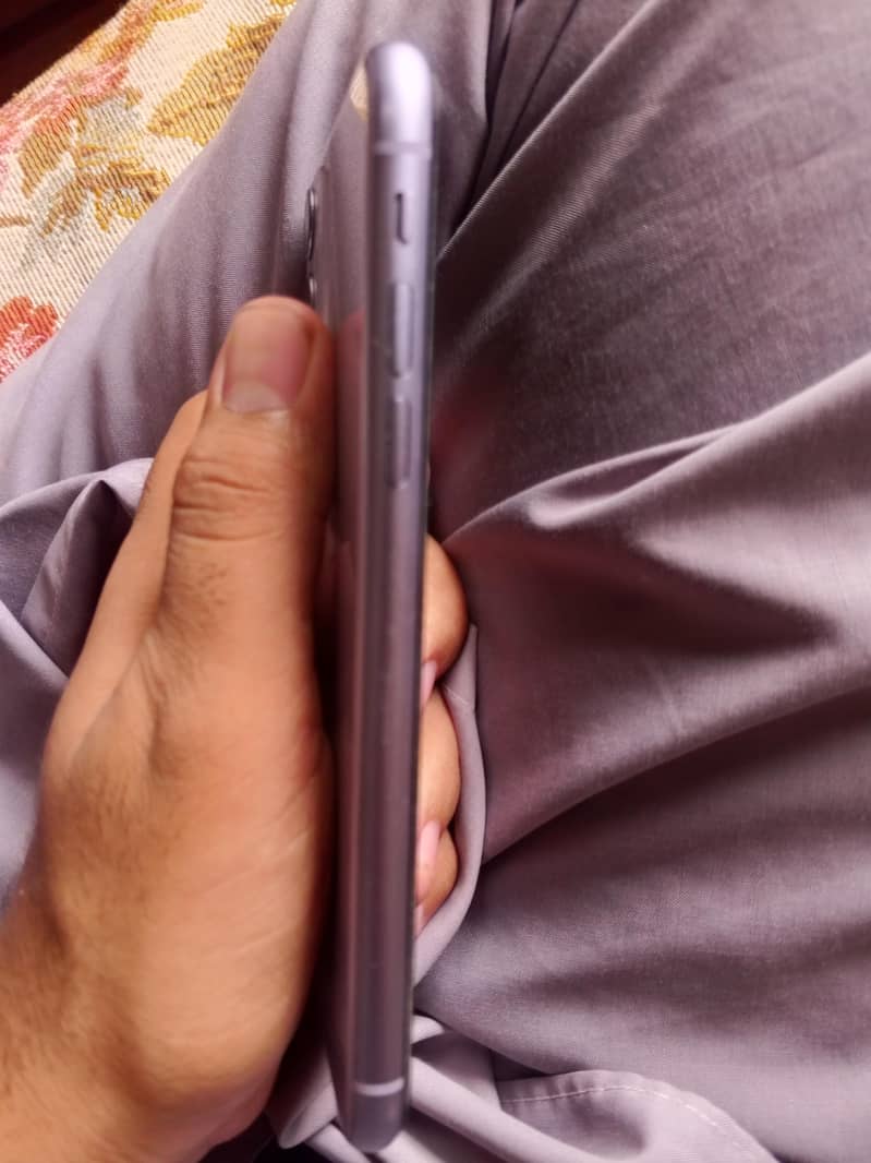 Apple iPhone 11 4