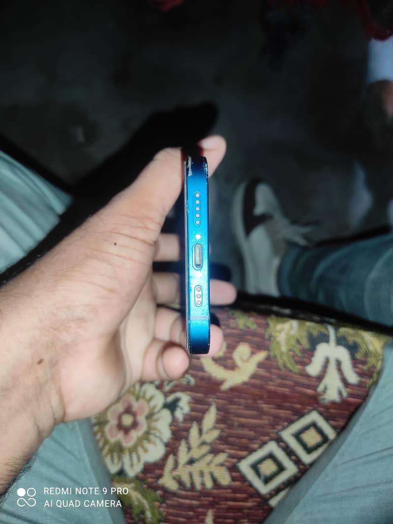 Apple iPhone 12 4