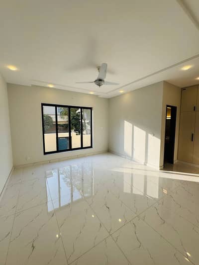 Independent Seperate Gate Portion) Golden Opportunity This Portion Reasonable Price Lower Ground Portion) + Point Features ) Entrance Seperate & Gas Seperate Meter ) ideal location This House