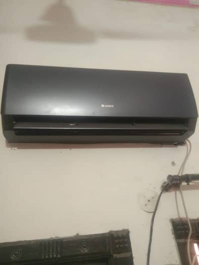 GREE 1 Ton Black Inverter AC – Heat & Cool – Excellent Condition