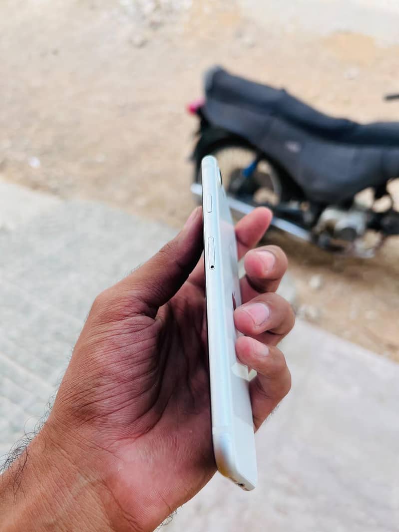Apple iPhone SE 2ND GENERATION 3