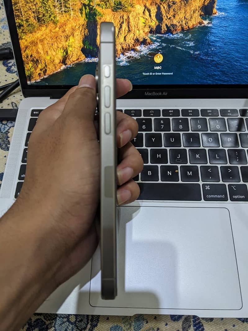 Apple iPhone 15 Pro Max 4