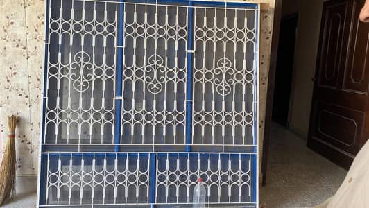 2 Gril 2 windows 1 door