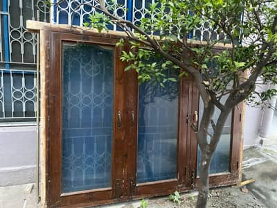2 windows 1 door
