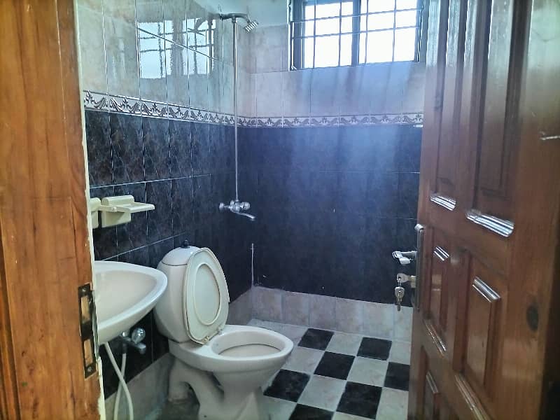 G-11/3 Upper Portion 3 Bed Separate Gate 4