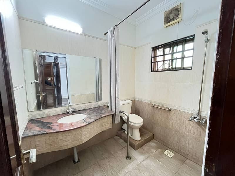G-11/3 Upper Portion 3 Bed Separate Gate 3