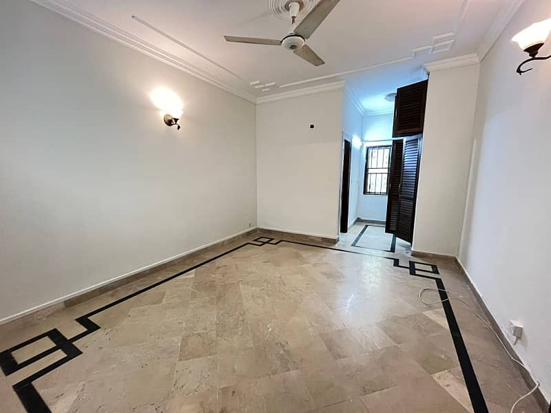 G-11/3 Upper Portion 3 Bed Separate Gate 4