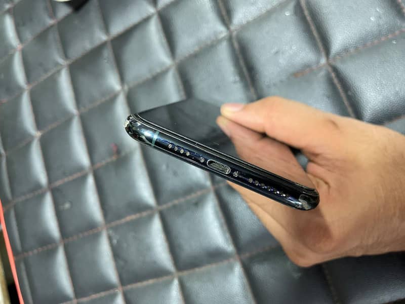 Apple iPhone 11 Pro Max 4