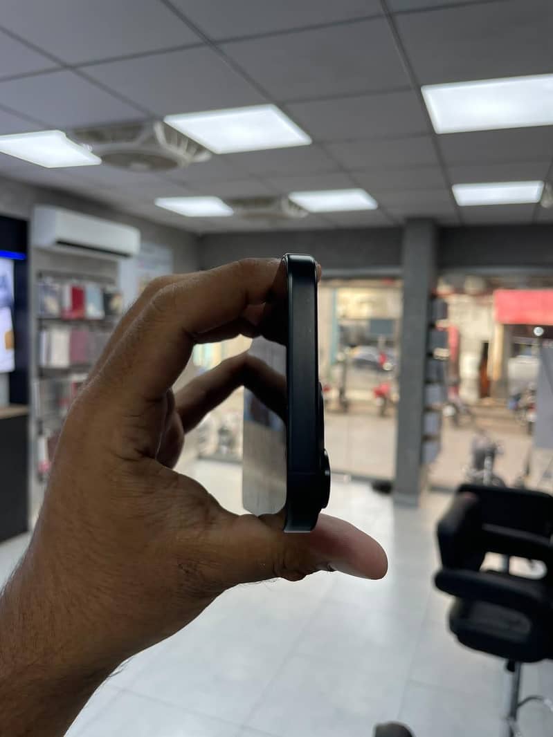 Apple iPhone 15 Pro Max 2