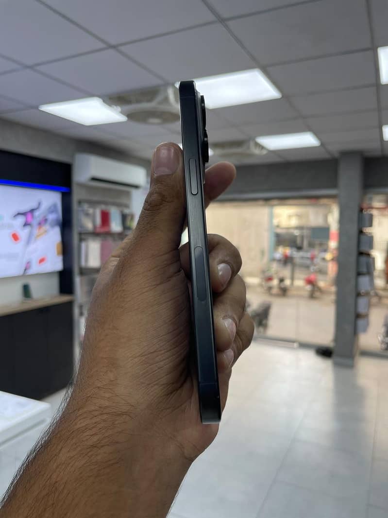 Apple iPhone 15 Pro Max 4