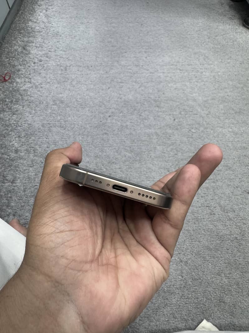 Apple iPhone 16 Pro 1