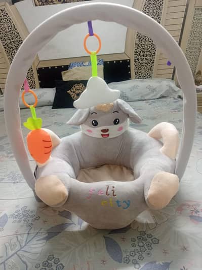 Baby Learning Seat with Toys  Easy to use  Good conditio