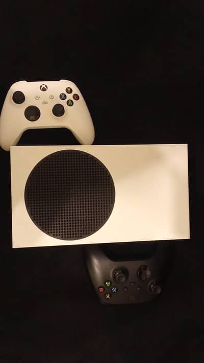 Xbox series s (512gb) with 2 controllers ,original wires ND paid games