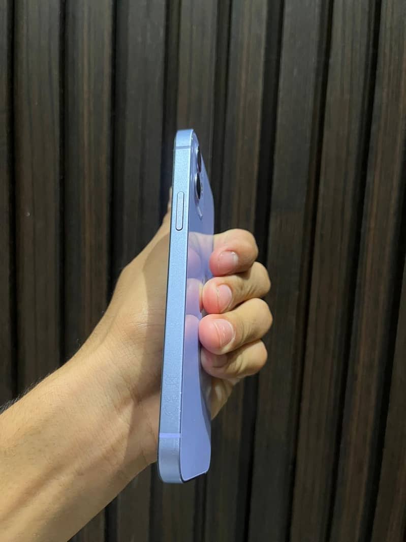 Apple iPhone 12 4