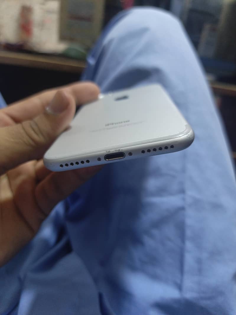 Apple iPhone 7 1