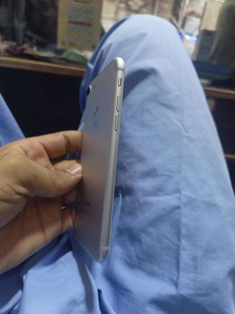 Apple iPhone 7 4