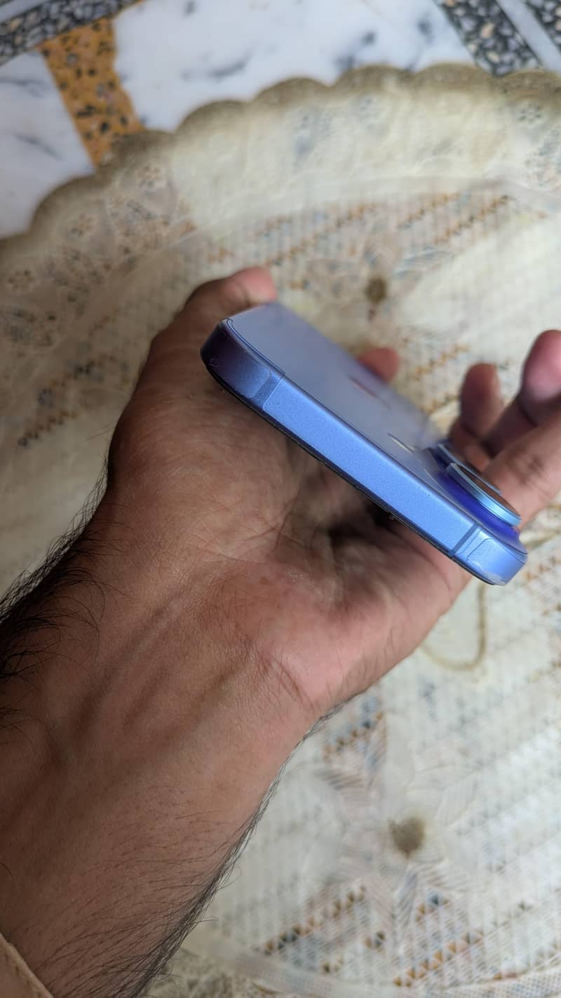 Apple iPhone 16 2