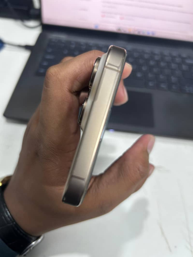 Apple iPhone 16 Pro Max 4