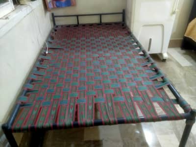 I'm selling my old school bed