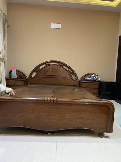 Woden bed / 2 Sight table +2 Dressing + 2 chairs