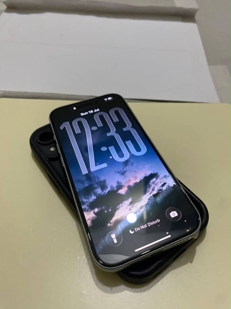 Iphone 15 10/10 condition 9