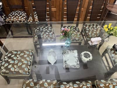 Dining table no damage no repair with 16 chairs new Poshis done
